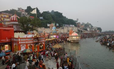 Crowds gather at Har Ki Pauri Ghat in Haridwar, India, for evening rituals.